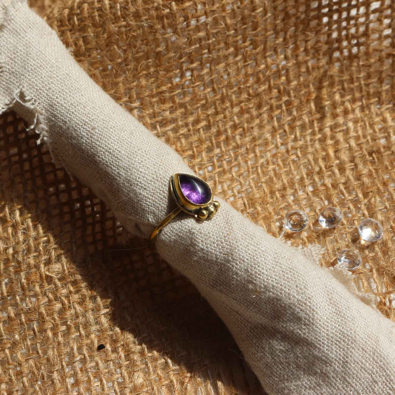 Anello regolabile "Lacrima di Nyx" Ametista e Ottone