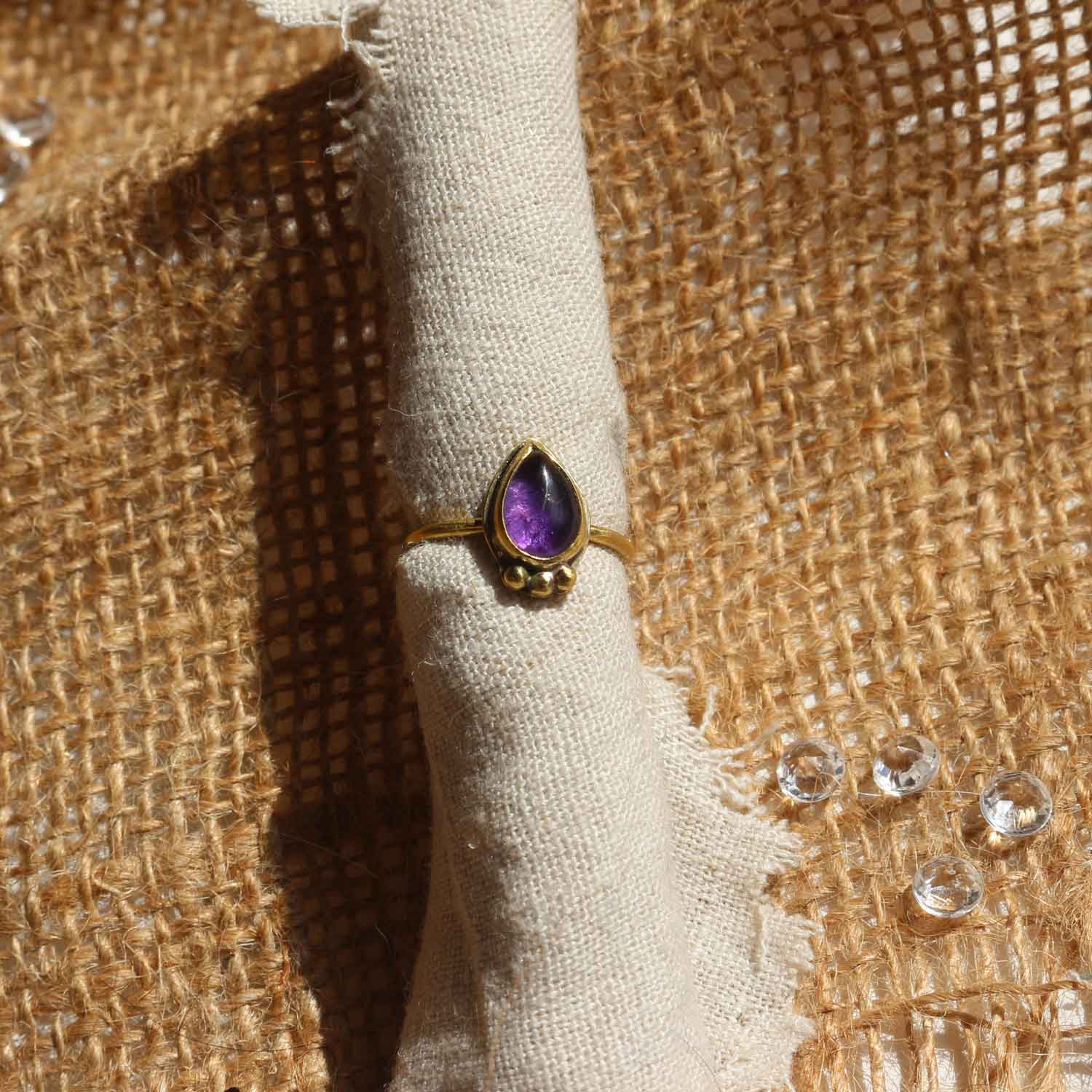 Anello regolabile "Lacrima di Nyx" Ametista e Ottone