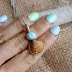 Ciondolo con conchiglia e pietra in argento