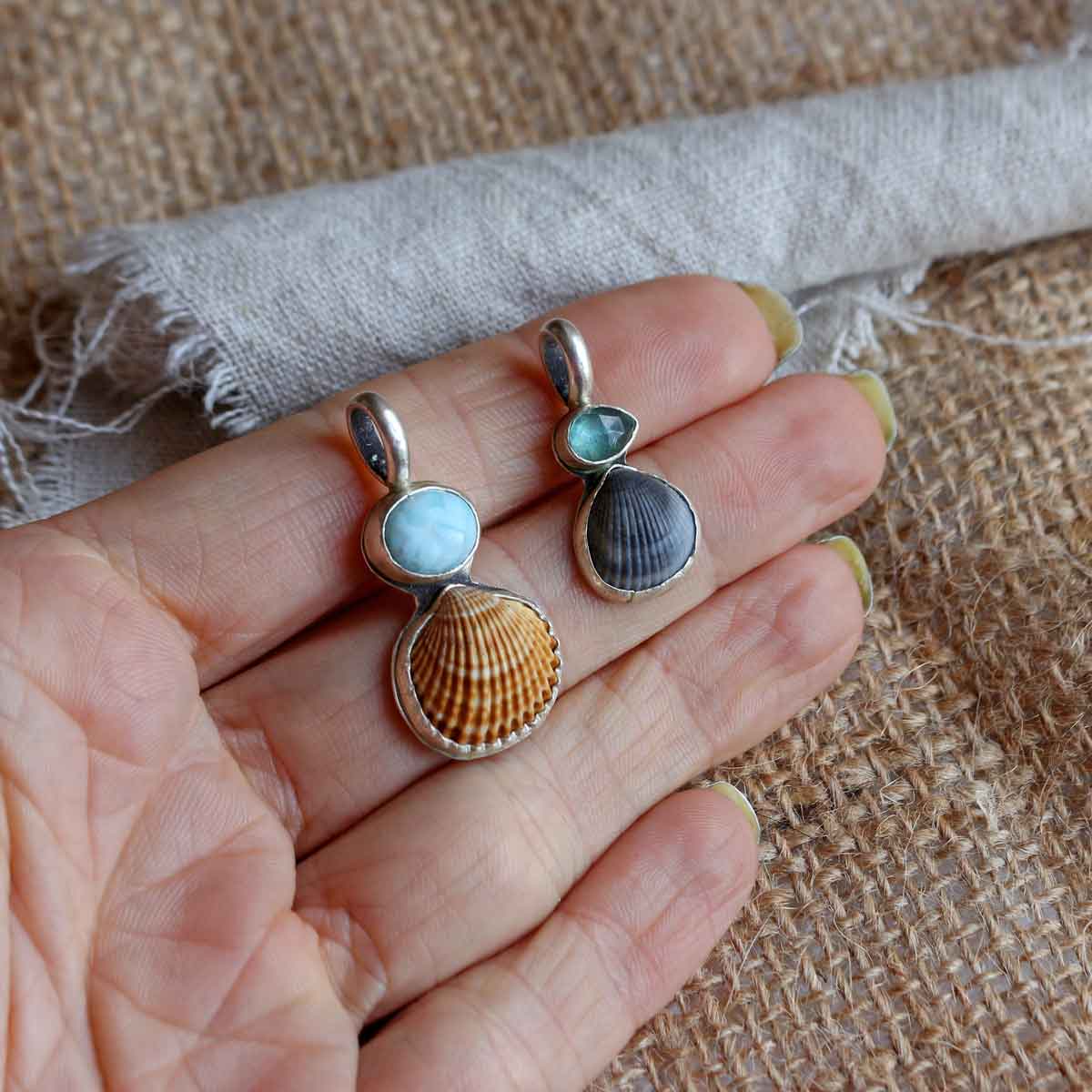 Ciondolo con conchiglia e pietra in argento