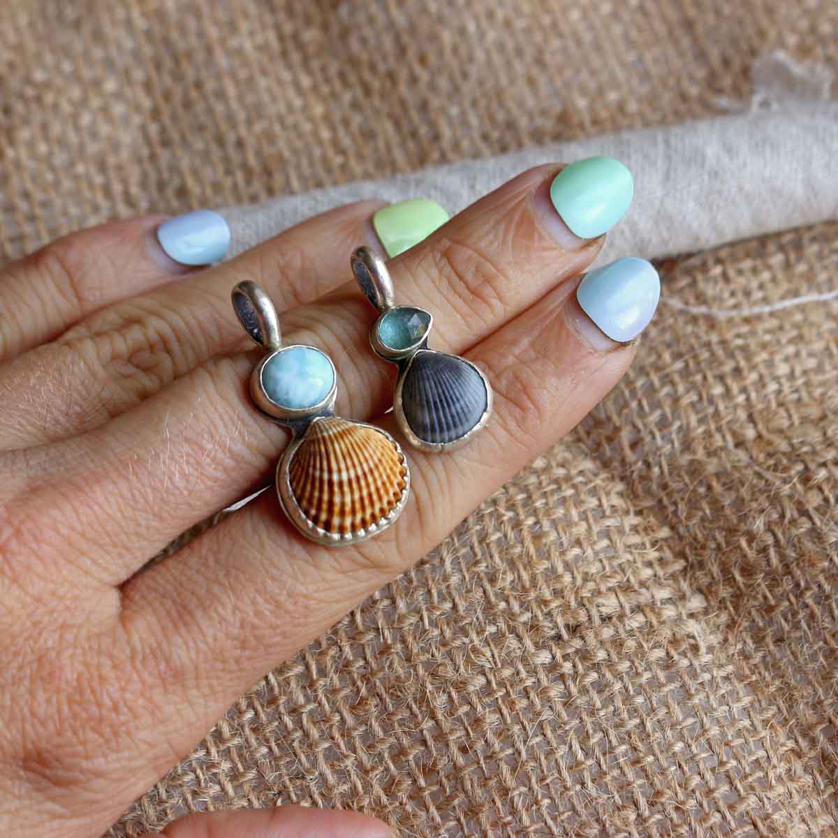 Ciondolo con conchiglia e pietra in argento