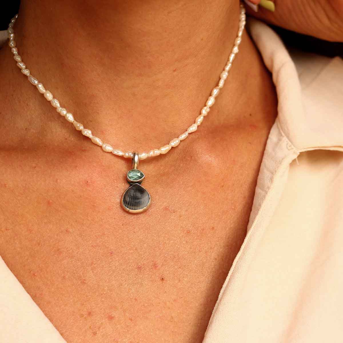 Ciondolo con conchiglia e pietra in argento