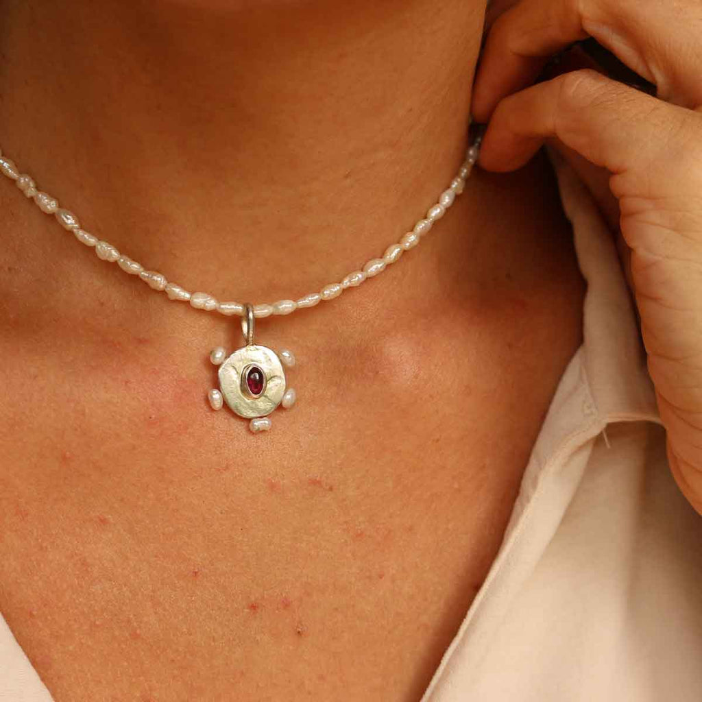 Ciondolo Amuleto "Melidra" Granato rodolite e Perle coltive d'acqua dolce