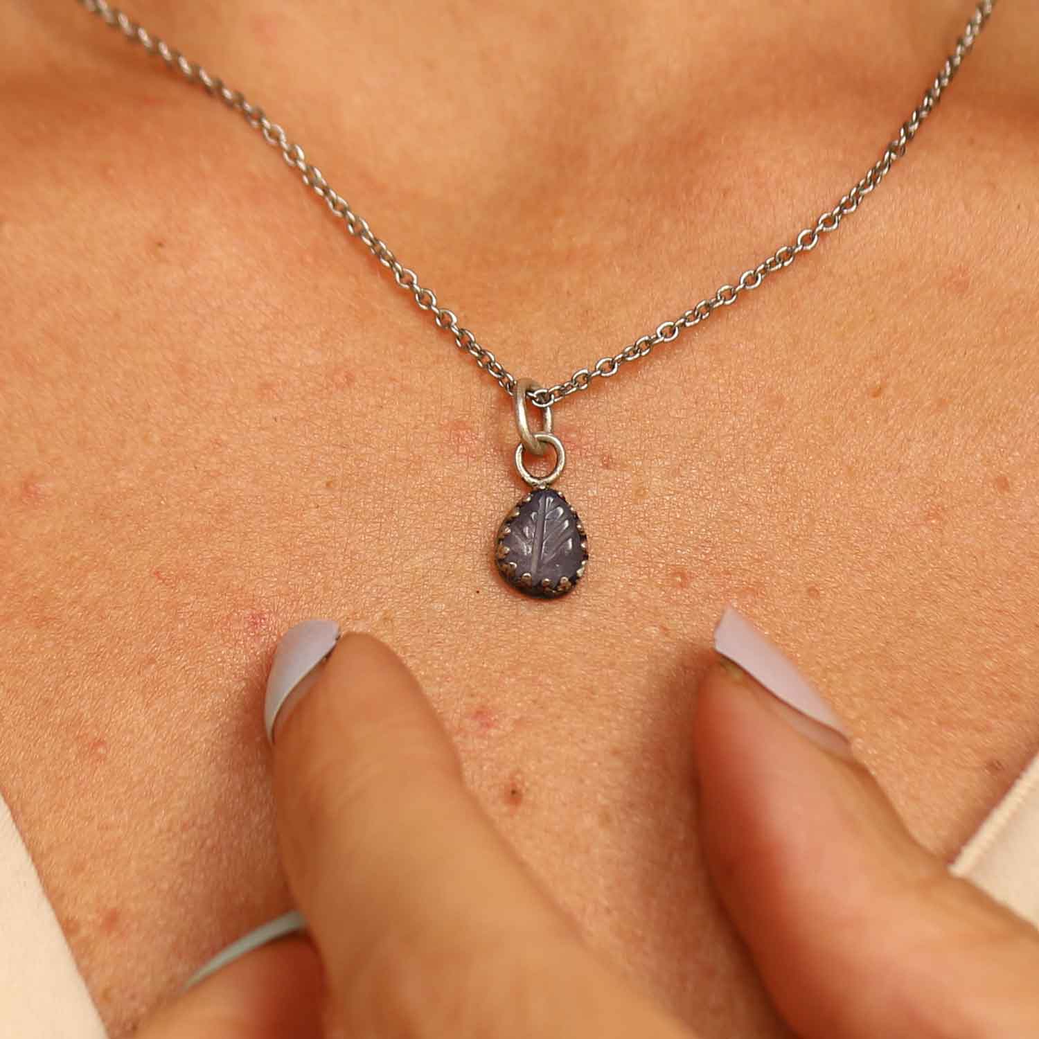 Ciondolo Tanzanite naturale a forma di foglia incisa a mano - RARO