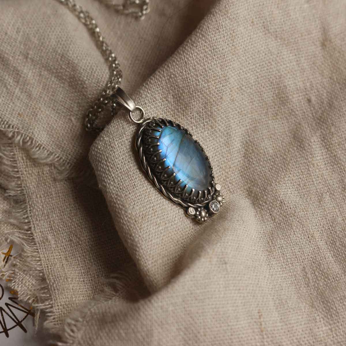 Ciondolo "Corona delle Nebbie" Labradorite blu e ossido di zircone - mixed metal