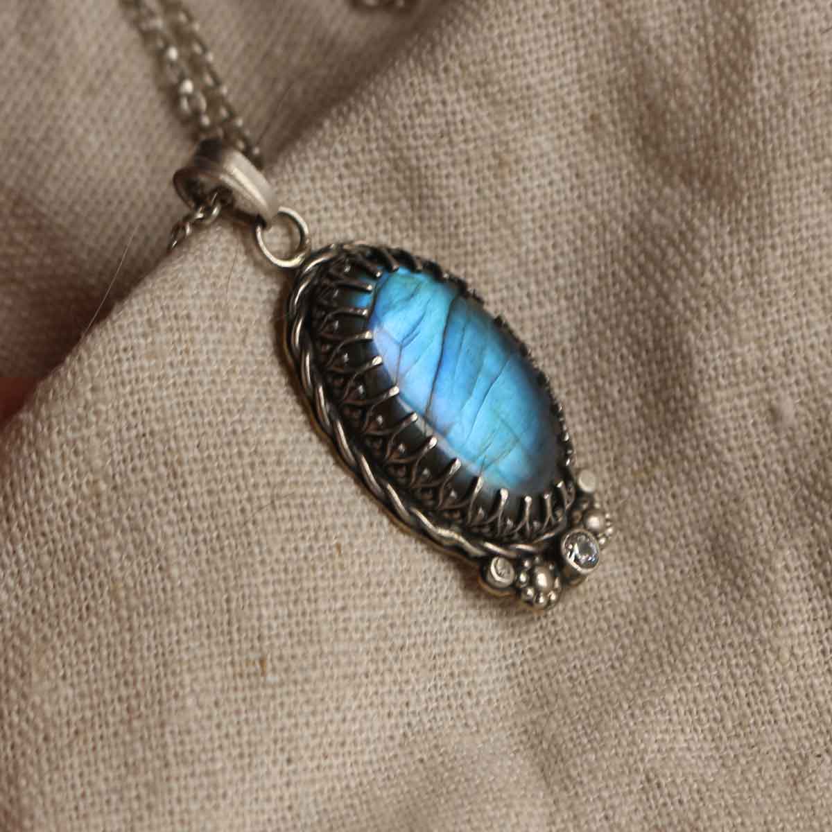 Ciondolo "Corona delle Nebbie" Labradorite blu e ossido di zircone - mixed metal