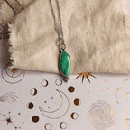 Ciondolo "Segreto Verde" Malachite con disegno sul retro, argento