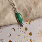 Ciondolo "Segreto Verde" Malachite con disegno sul retro, argento