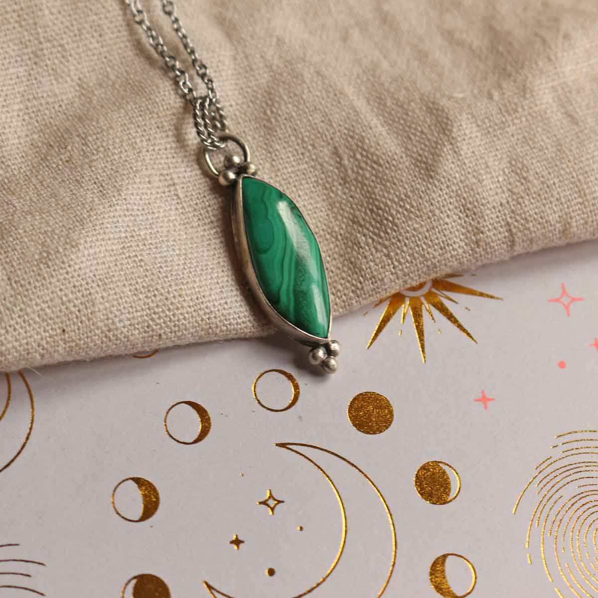 Ciondolo "Segreto Verde" Malachite con disegno sul retro, argento