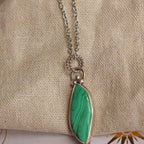 Ciondolo "Segreto Verde" Malachite con disegno sul retro, argento