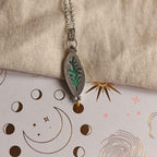 Ciondolo "Segreto Verde" Malachite con disegno sul retro, argento