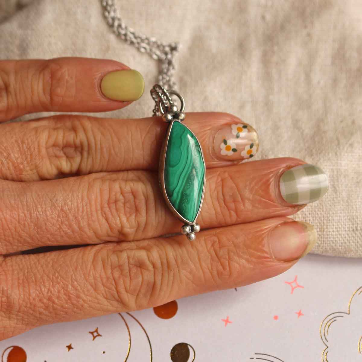 Ciondolo "Segreto Verde" Malachite con disegno sul retro, argento