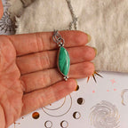 Ciondolo "Segreto Verde" Malachite con disegno sul retro, argento