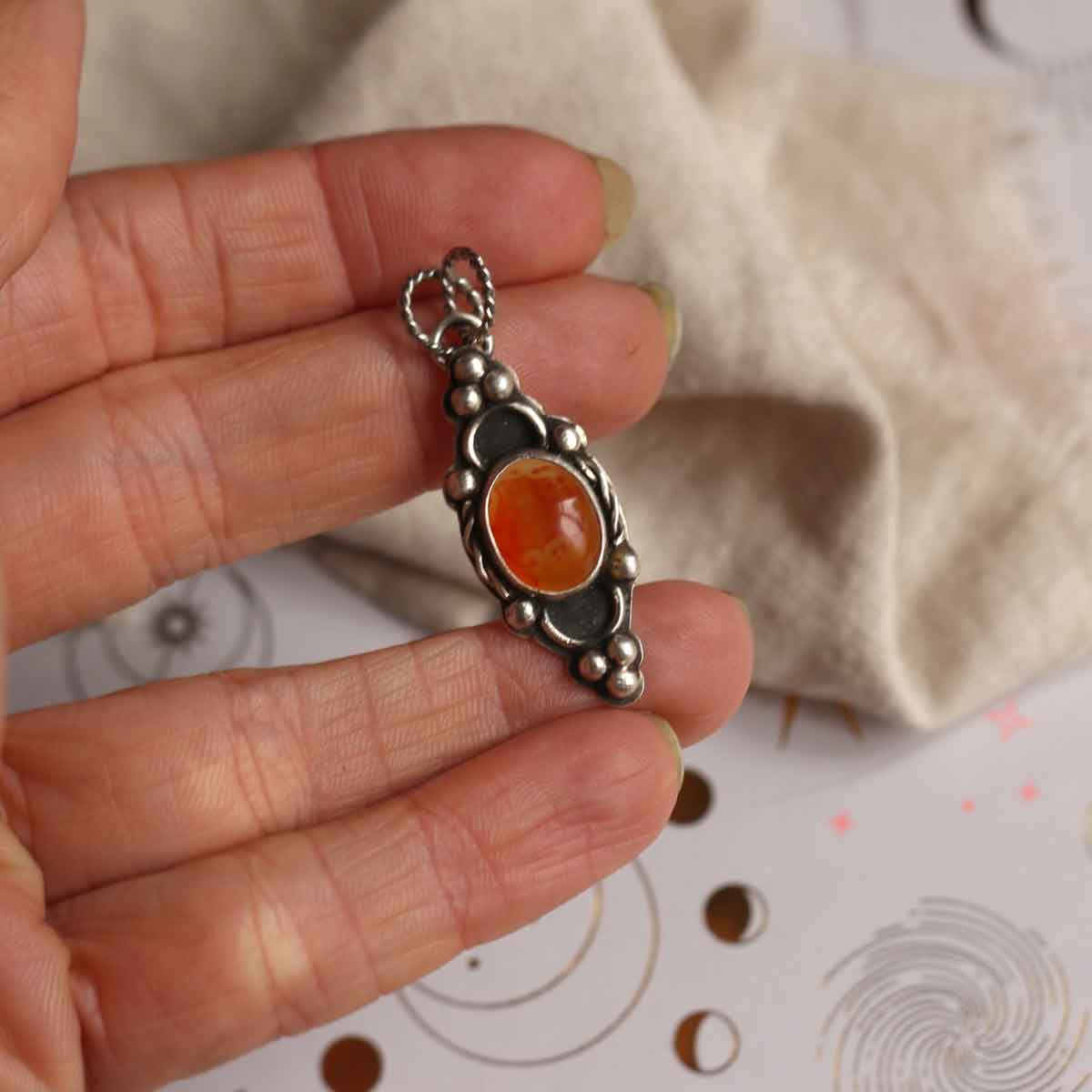 Ciondolo "Fiamma d'Ombra" Corniola in argento