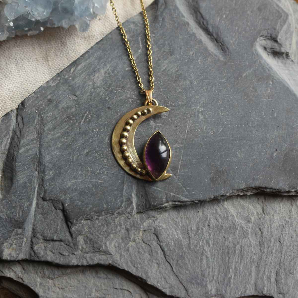 Ciondolo Amuleto "Lunatica" con Ametista taglio marquise in ottone
