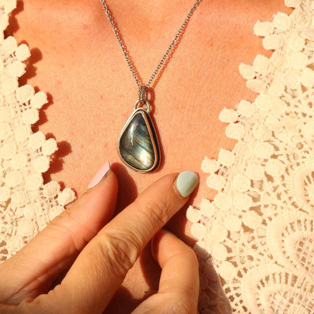 Ciondolo "Sorgente Nascosta" Labradorite in Argento