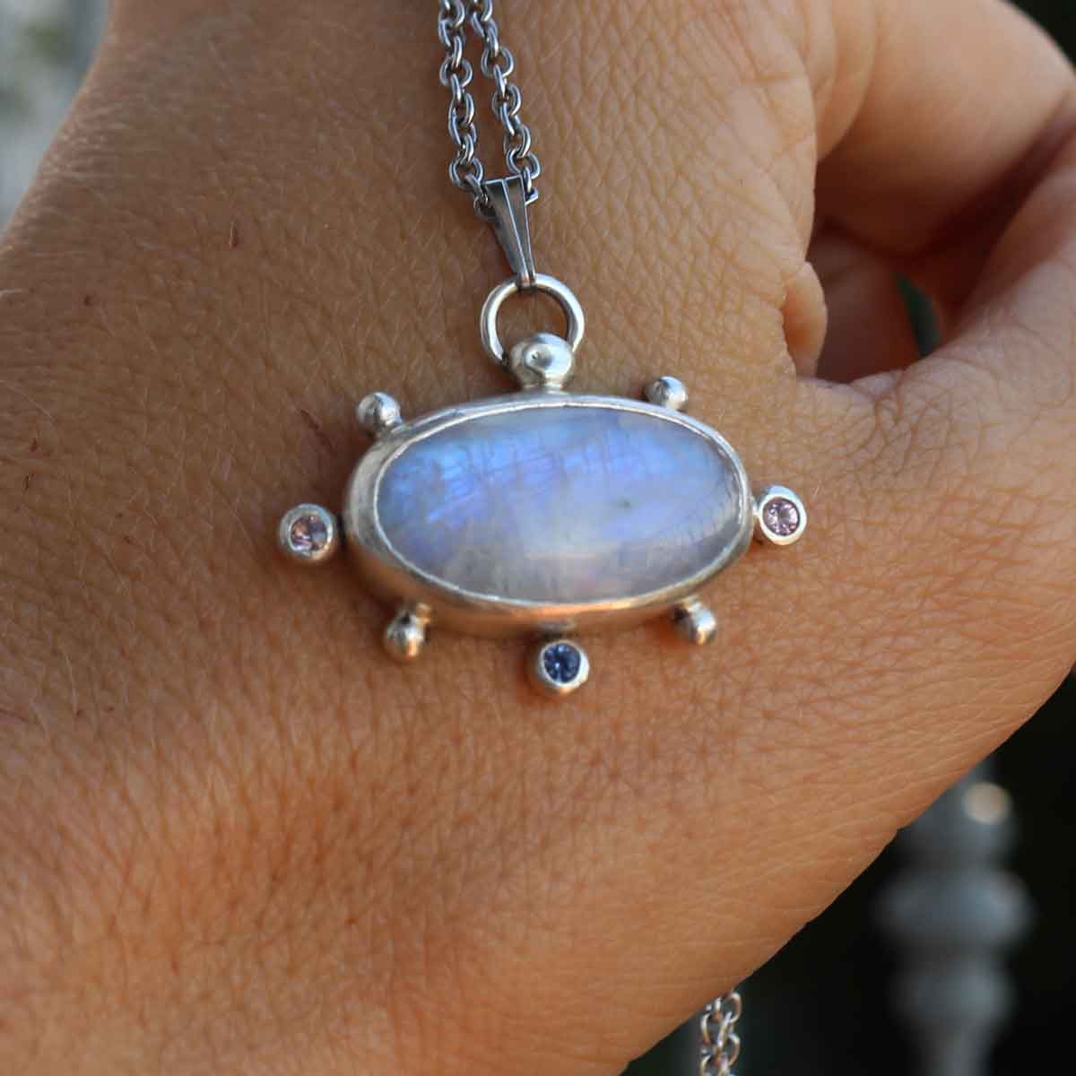 Ciondolo "Amuleto di Iside" con Labradorite bianca e zirconi colorati tanzanite e morganite