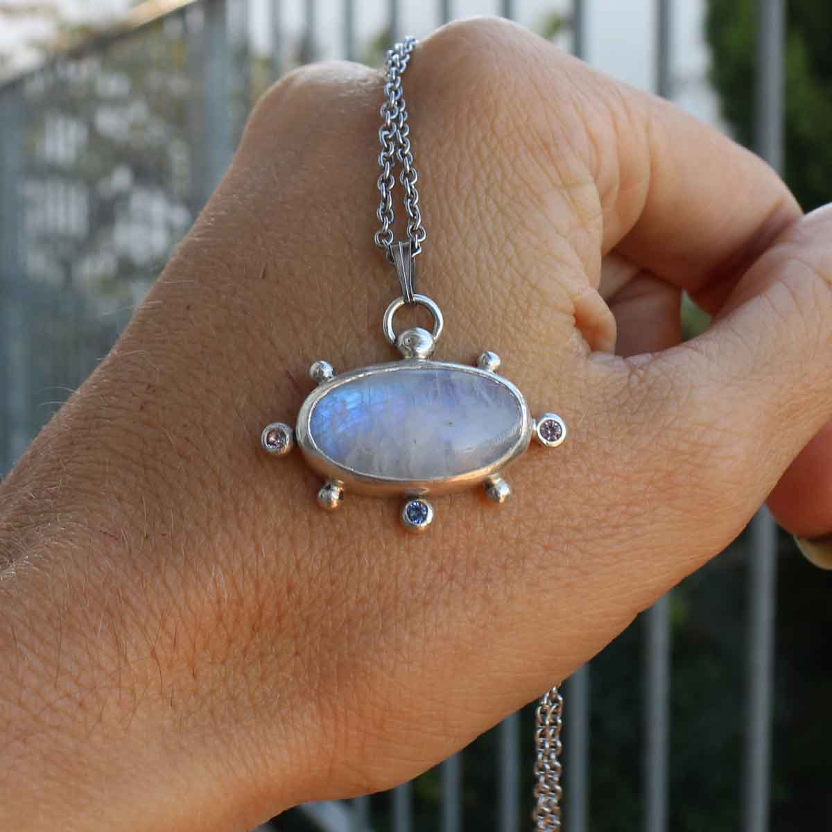 Ciondolo "Amuleto di Iside" con Labradorite bianca e zirconi colorati tanzanite e morganite