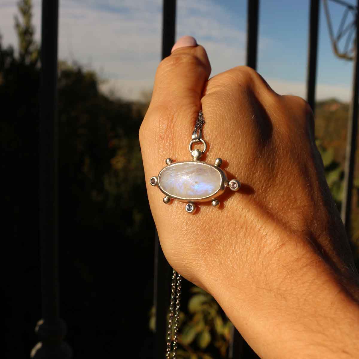 Ciondolo "Amuleto di Iside" con Labradorite bianca e zirconi colorati tanzanite e morganite