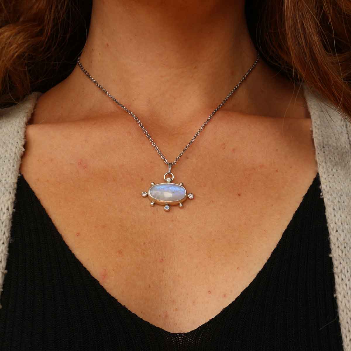Ciondolo "Amuleto di Iside" con Labradorite bianca e zirconi colorati tanzanite e morganite