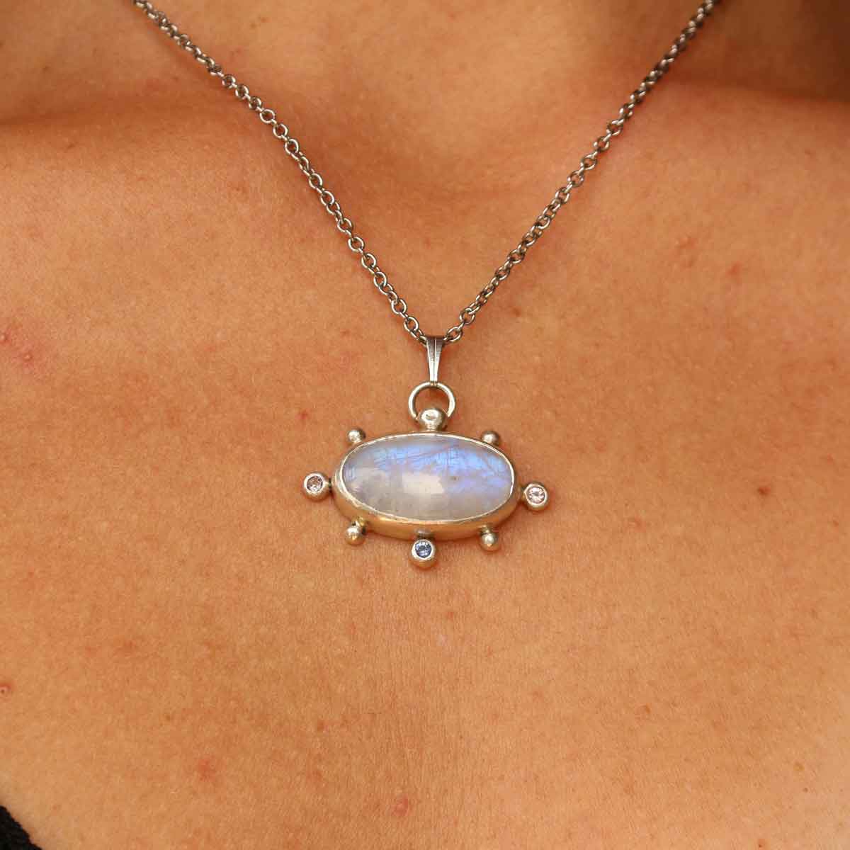 Ciondolo "Amuleto di Iside" con Labradorite bianca e zirconi colorati tanzanite e morganite