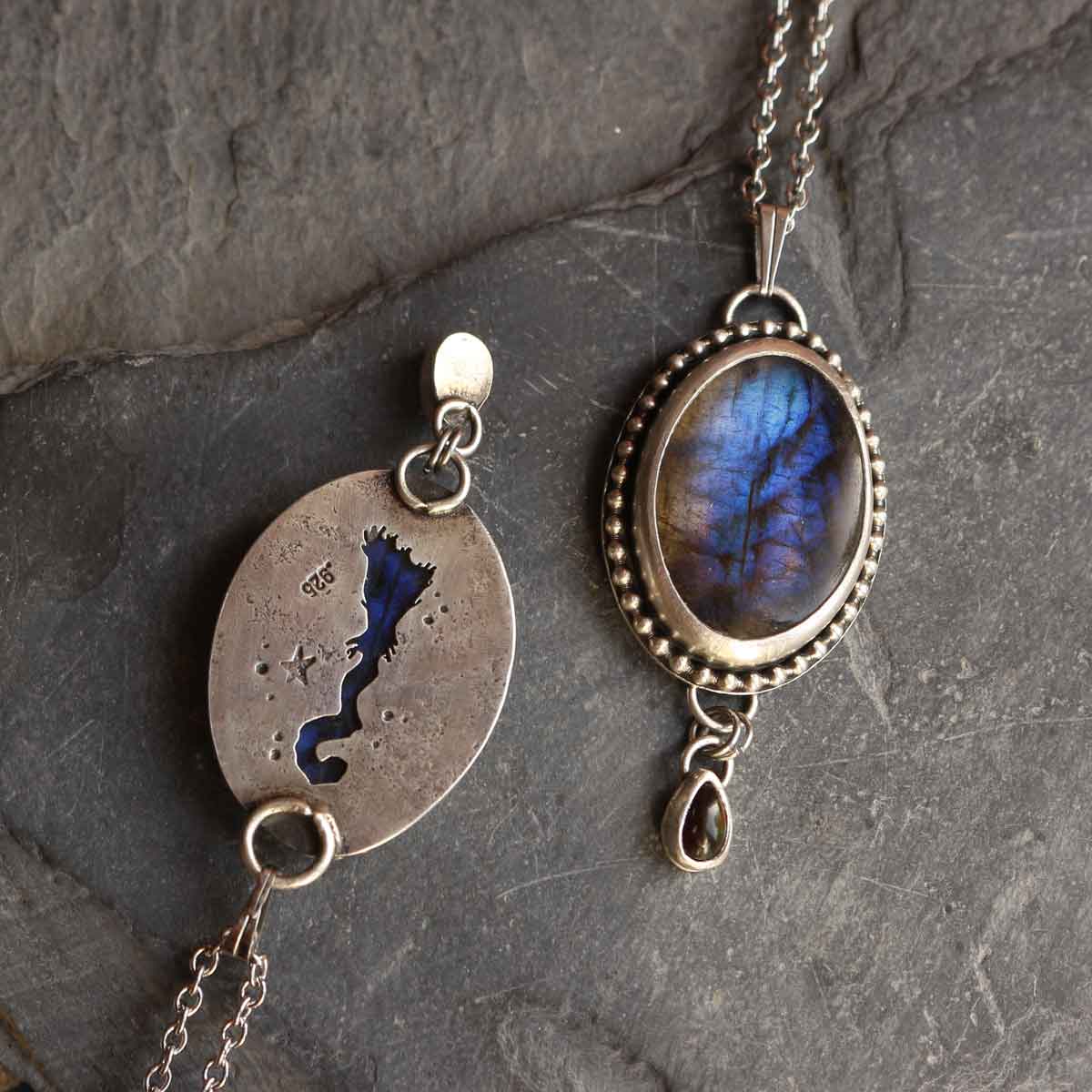 Ciondolo "Baba Yaga" Labradorite blu e Opale etiope nero