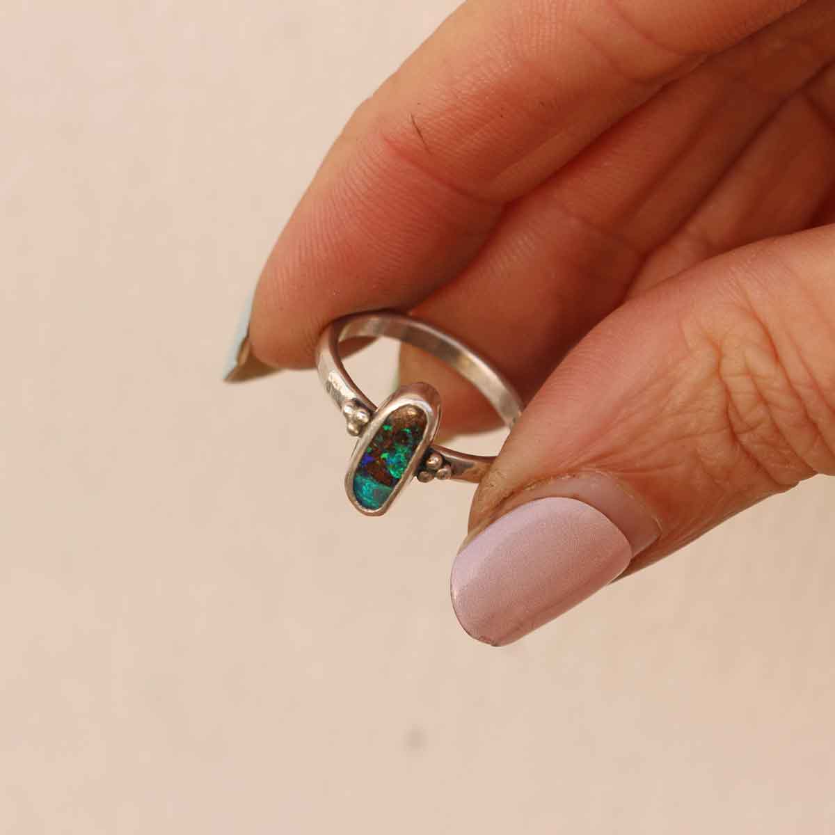 Anello con Opale Australiano Boulder in Argento - Taglia IT 13