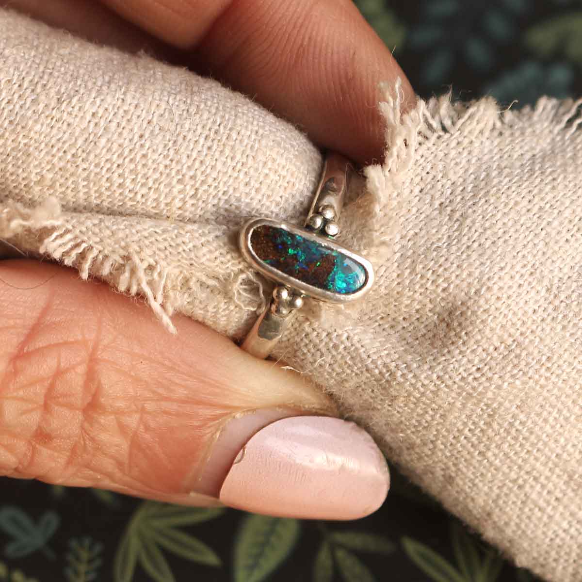 Anello con Opale Australiano Boulder in Argento - Taglia IT 13