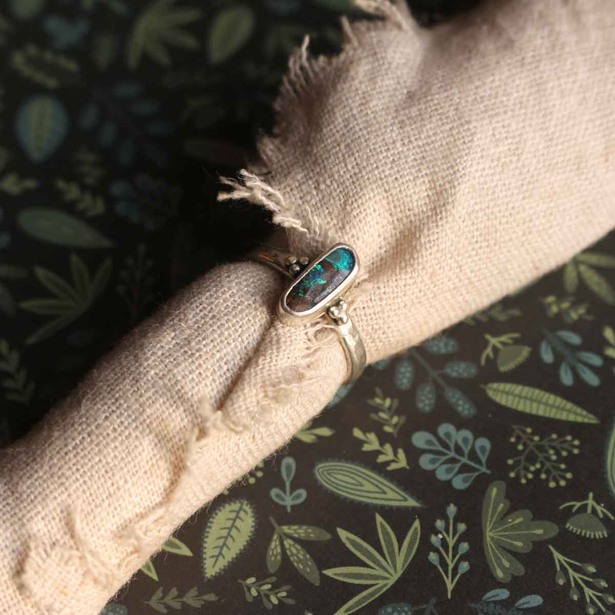 Anello con Opale Australiano Boulder in Argento - Taglia IT 13