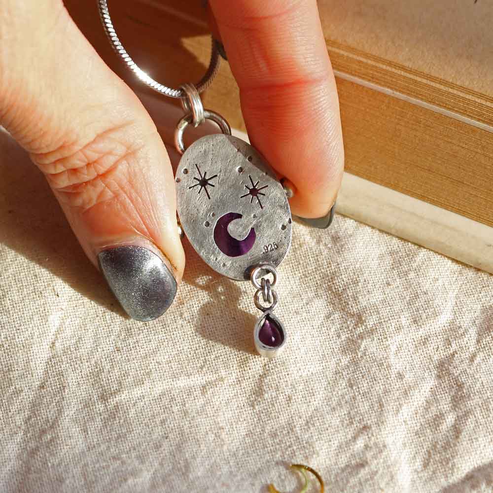 Amuleto "Ombra di Luna" Ametista stellata ovale con gocciolina di Ametista sfaccettata pendente