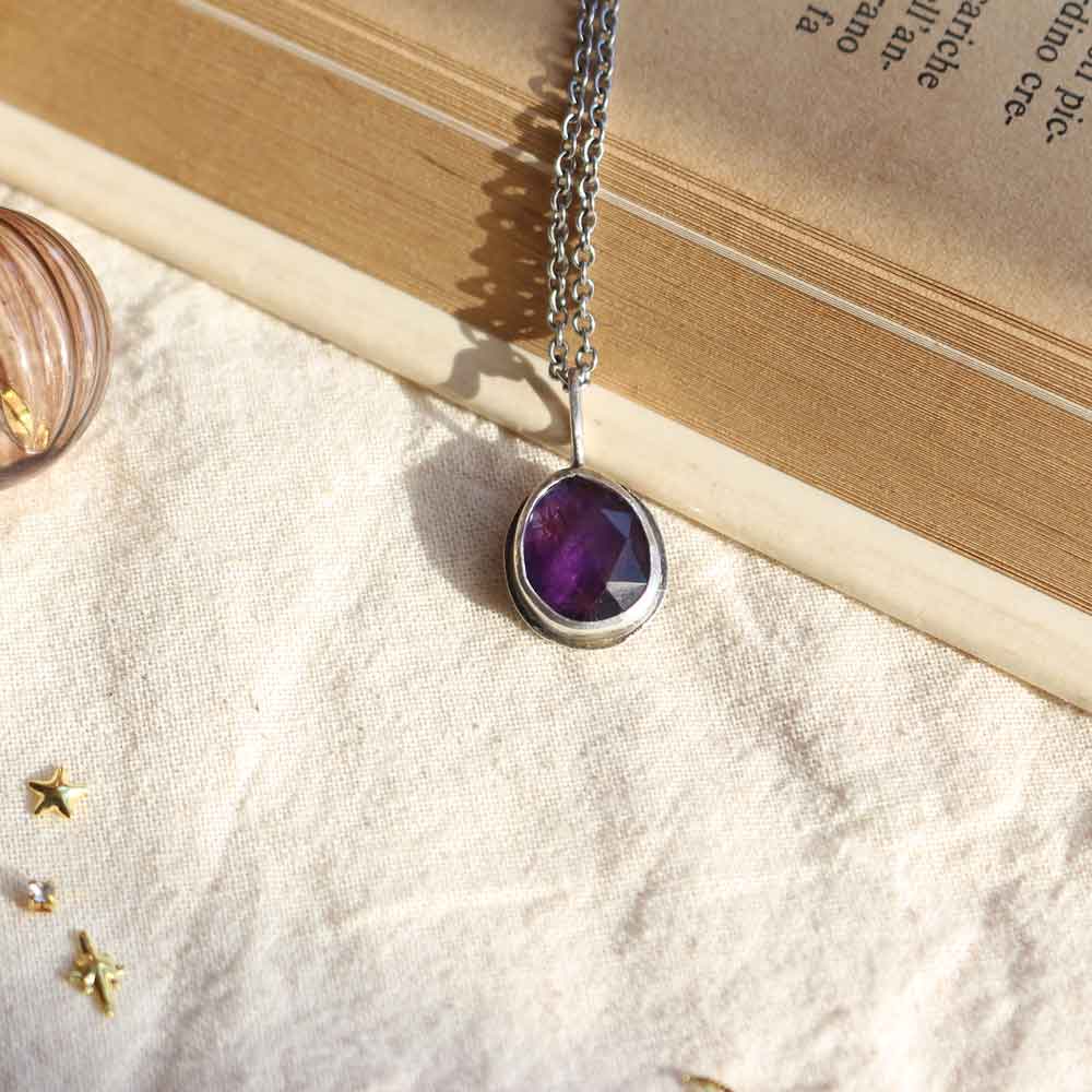 Ciondolo "Sentiero di Luce" Ametista viola, taglio rose-cut con stelle incise
