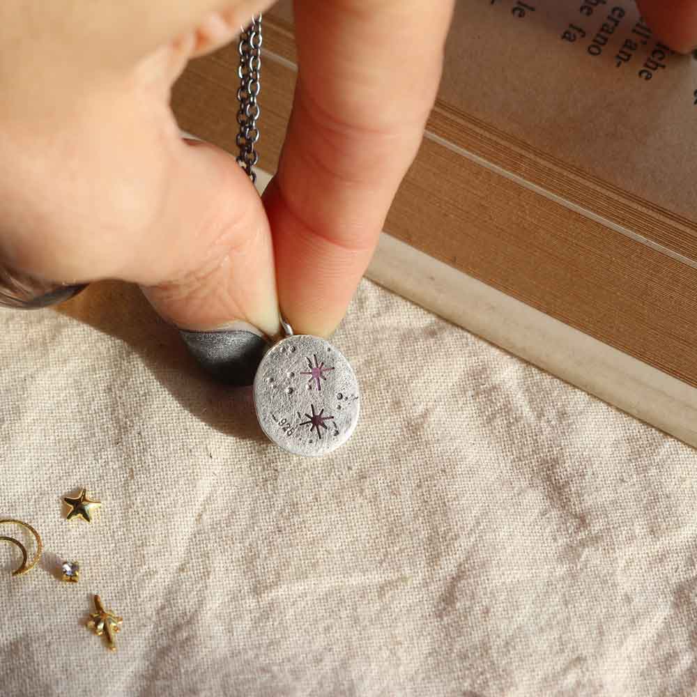 Ciondolo "Sentiero di Luce" Ametista viola, taglio rose-cut con stelle incise