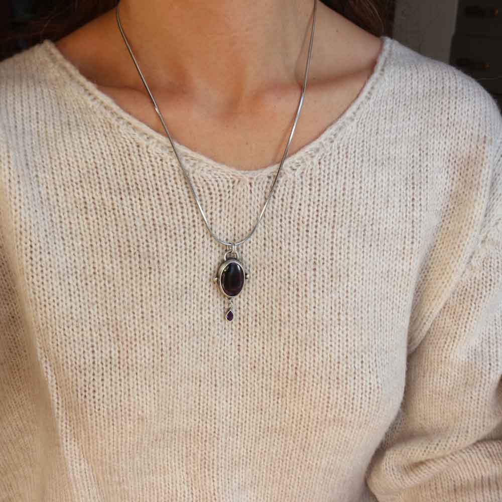 Amuleto "Ombra di Luna" Ametista stellata ovale con gocciolina di Ametista sfaccettata pendente