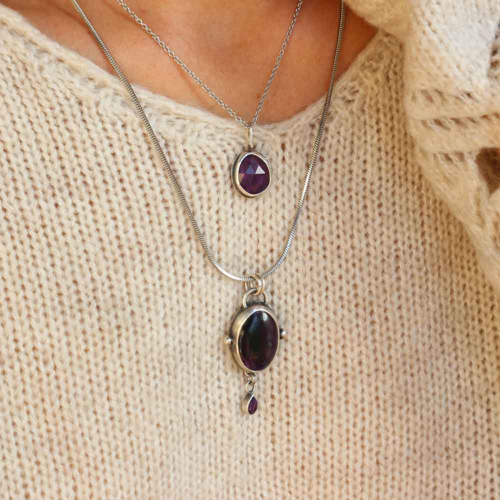 Ciondolo "Sentiero di Luce" Ametista viola, taglio rose-cut con stelle incise