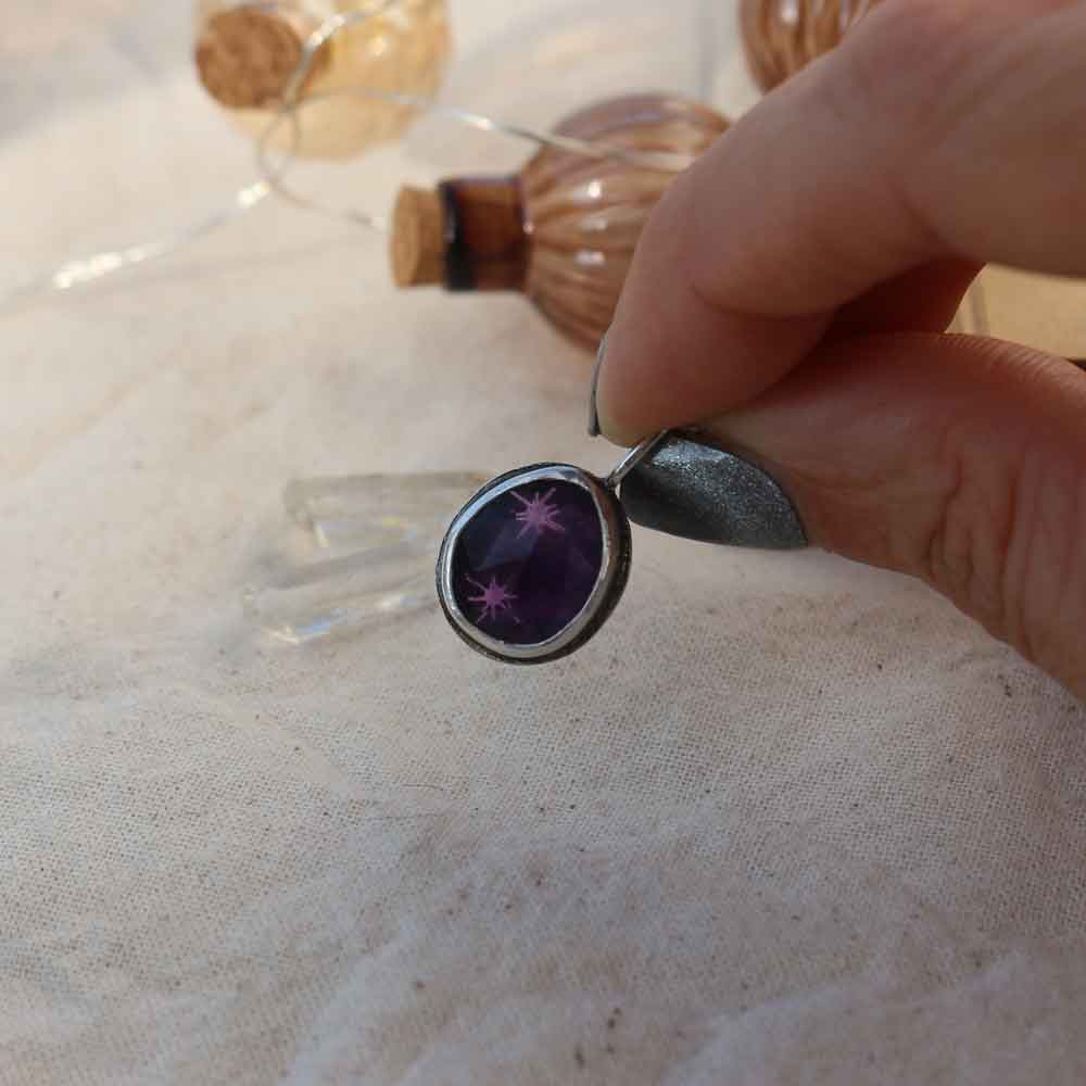 Ciondolo "Sentiero di Luce" Ametista viola, taglio rose-cut con stelle incise