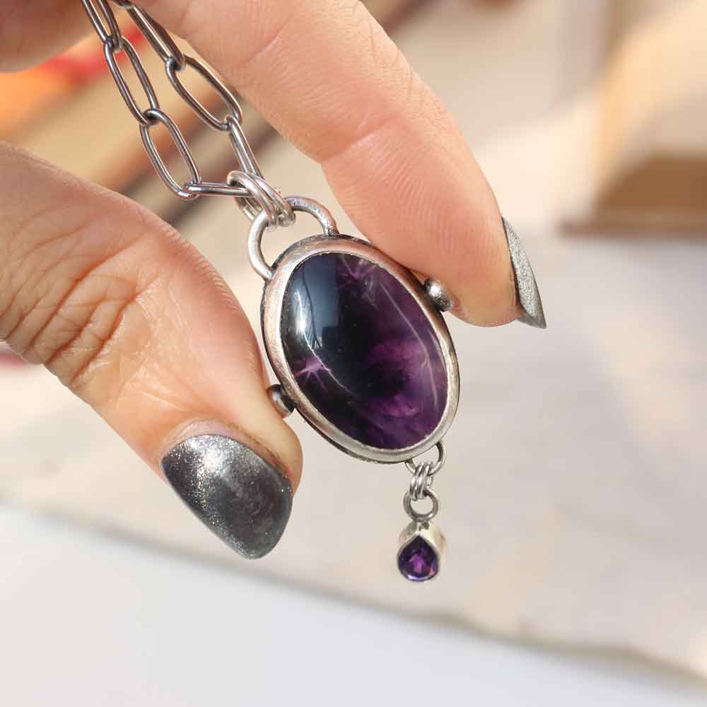 Amuleto "Ombra di Luna" Ametista stellata ovale con gocciolina di Ametista sfaccettata pendente