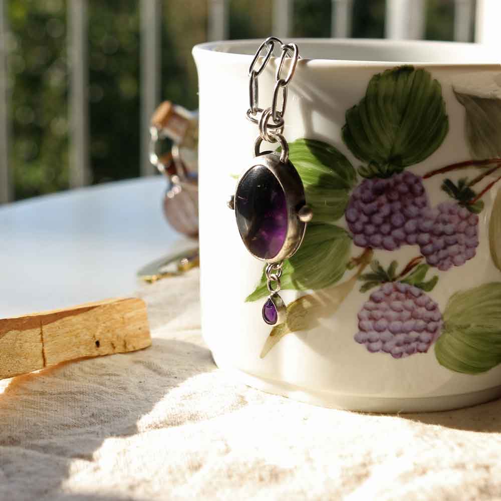 Amuleto "Ombra di Luna" Ametista stellata ovale con gocciolina di Ametista sfaccettata pendente