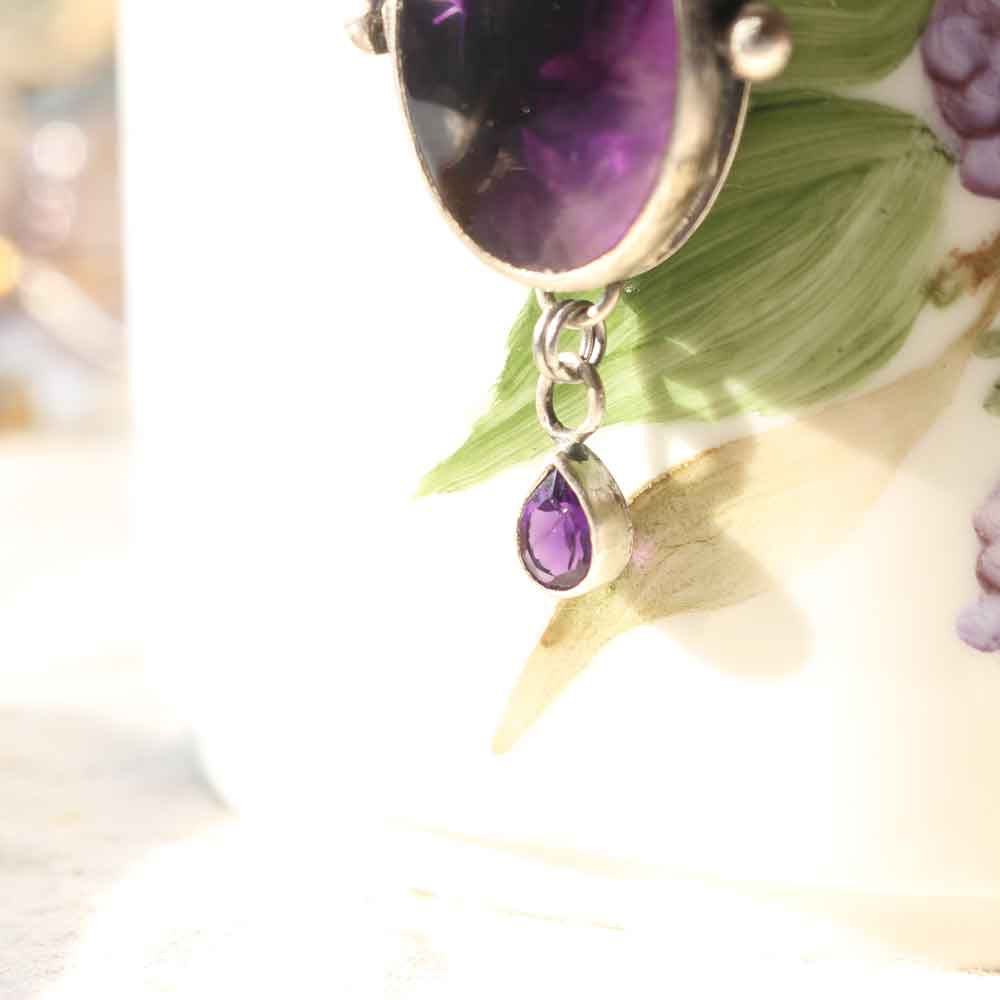 Amuleto "Ombra di Luna" Ametista stellata ovale con gocciolina di Ametista sfaccettata pendente