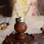 Anello "Goccia di Luce Blu" con Opale Mosaico in ottone texturizzato