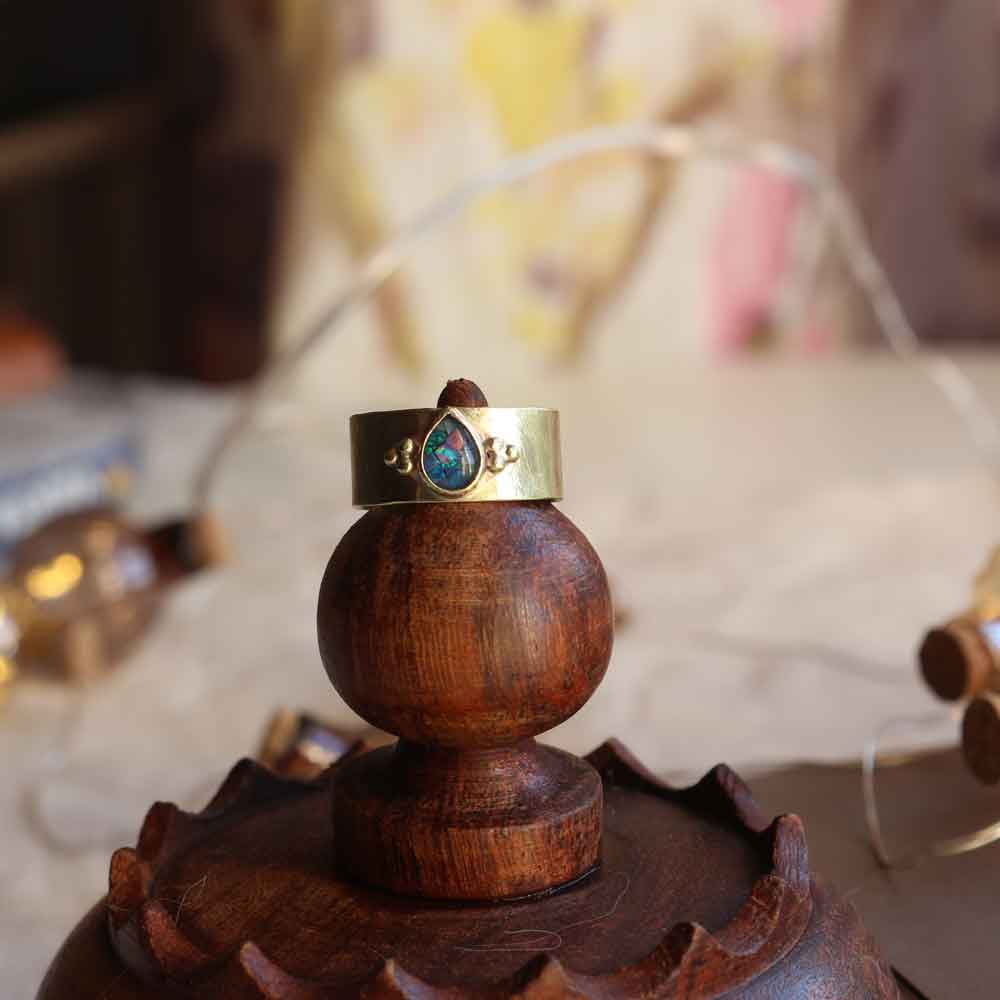 Anello "Goccia di Luce Blu" con Opale Mosaico in ottone texturizzato