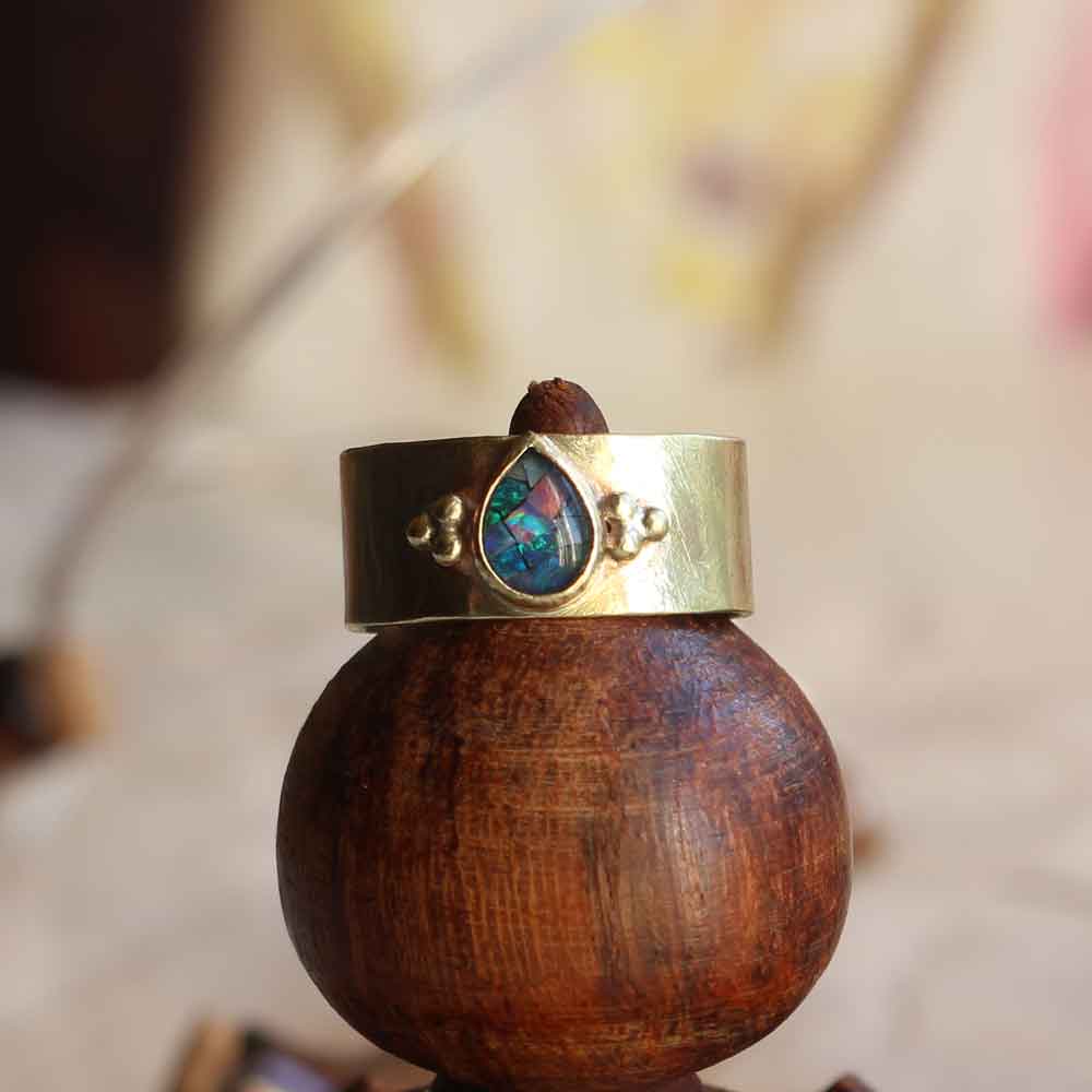 Anello "Goccia di Luce Blu" con Opale Mosaico in ottone texturizzato