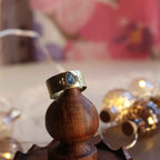 Anello "Goccia di Luce Blu" con Opale Mosaico in ottone texturizzato