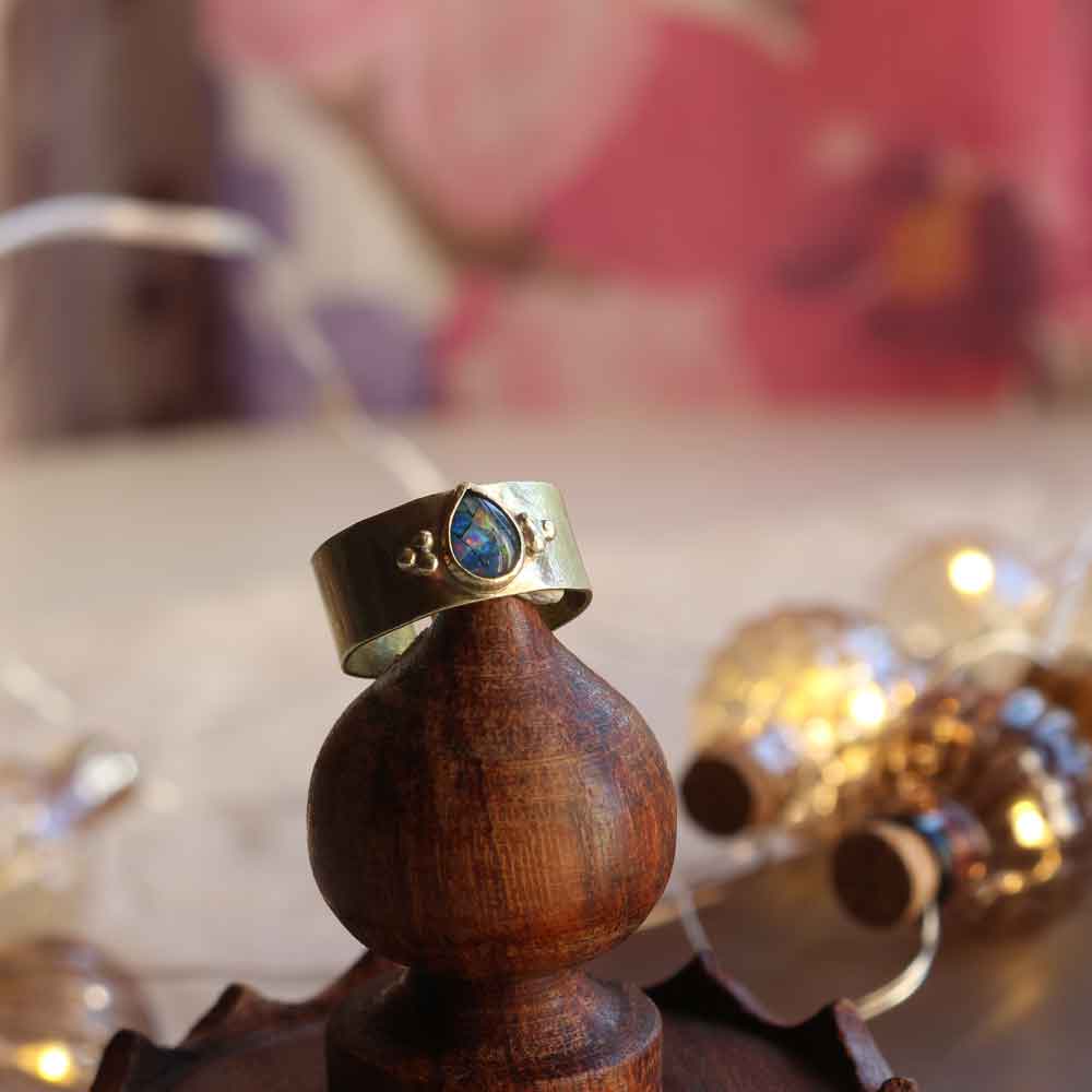 Anello "Goccia di Luce Blu" con Opale Mosaico in ottone texturizzato