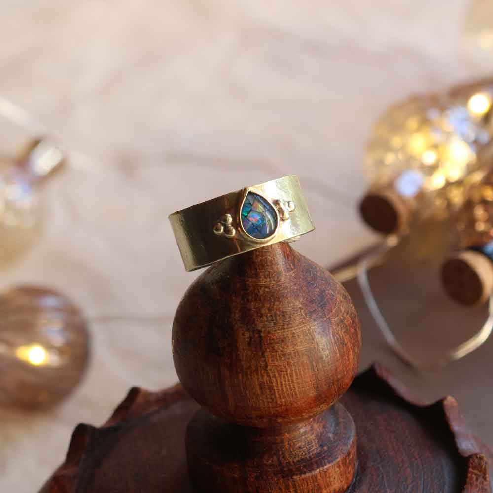 Anello "Goccia di Luce Blu" con Opale Mosaico in ottone texturizzato