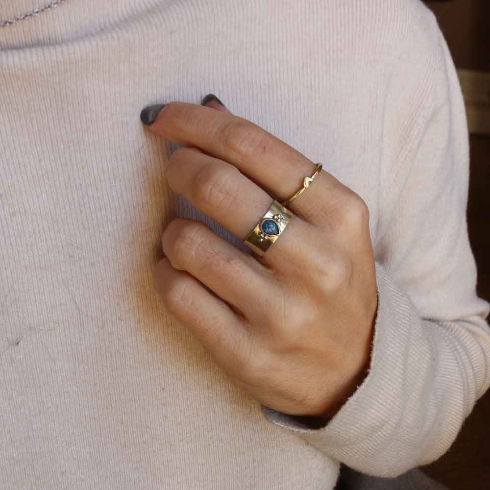Anello "Goccia di Luce Blu" con Opale Mosaico in ottone texturizzato