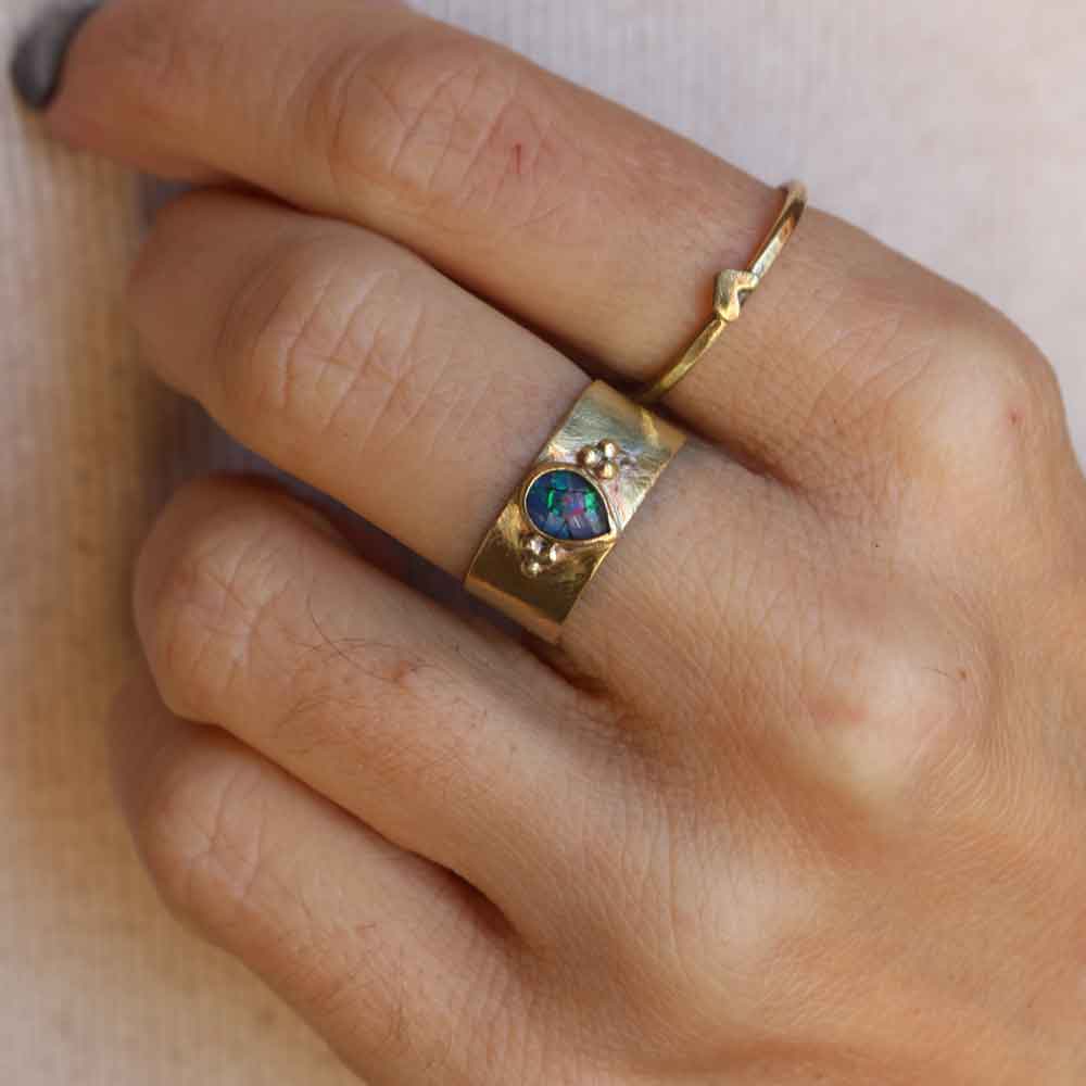 Anello "Goccia di Luce Blu" con Opale Mosaico in ottone texturizzato