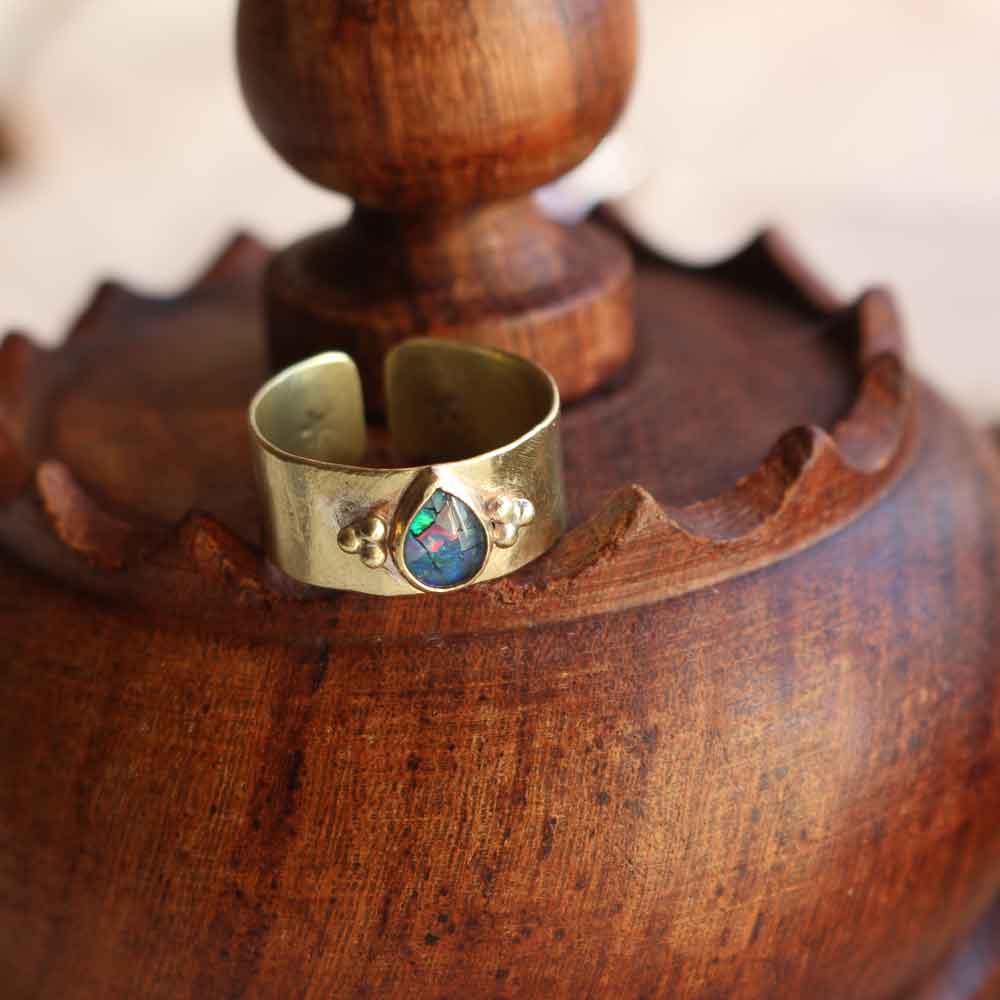 Anello "Goccia di Luce Blu" con Opale Mosaico in ottone texturizzato