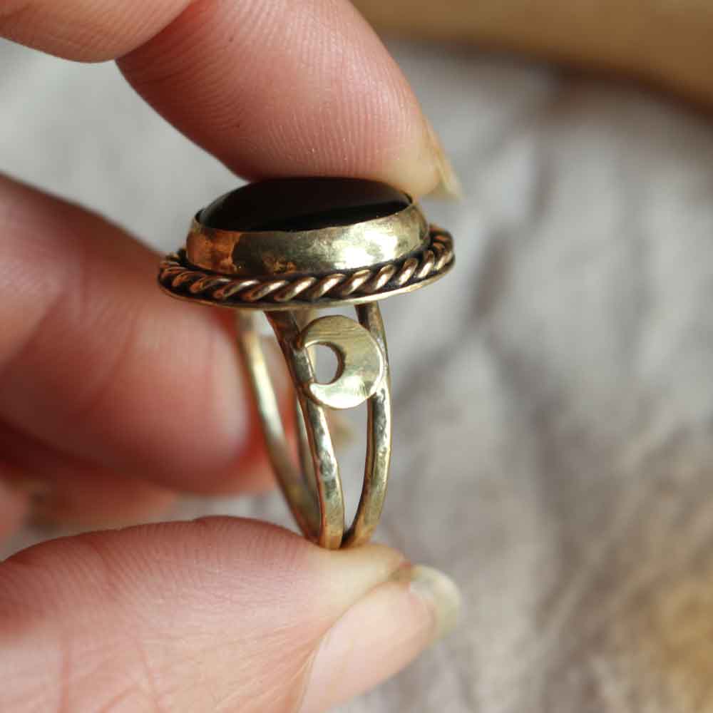 Anello "Sigillo della Luna Nera" Onice e Ottone - Taglia IT 13