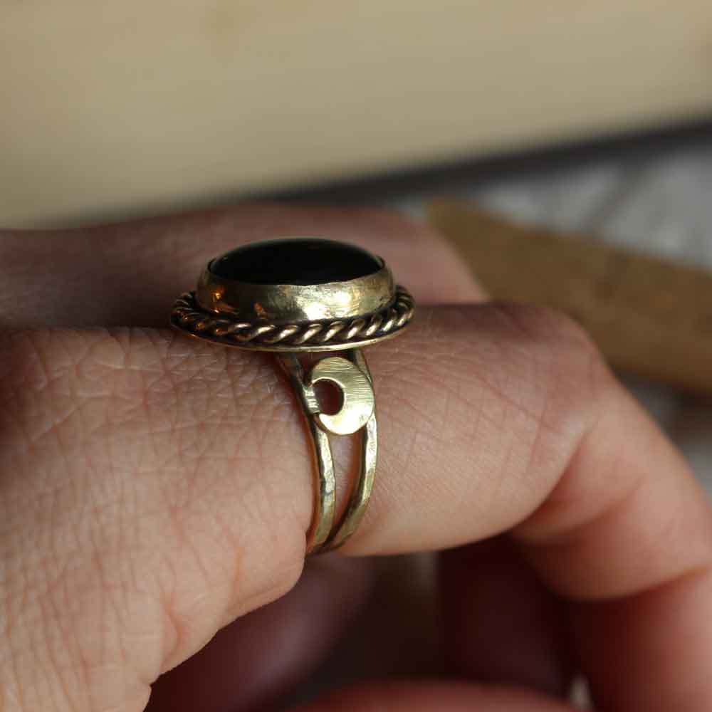 Anello "Sigillo della Luna Nera" Onice e Ottone - Taglia IT 13