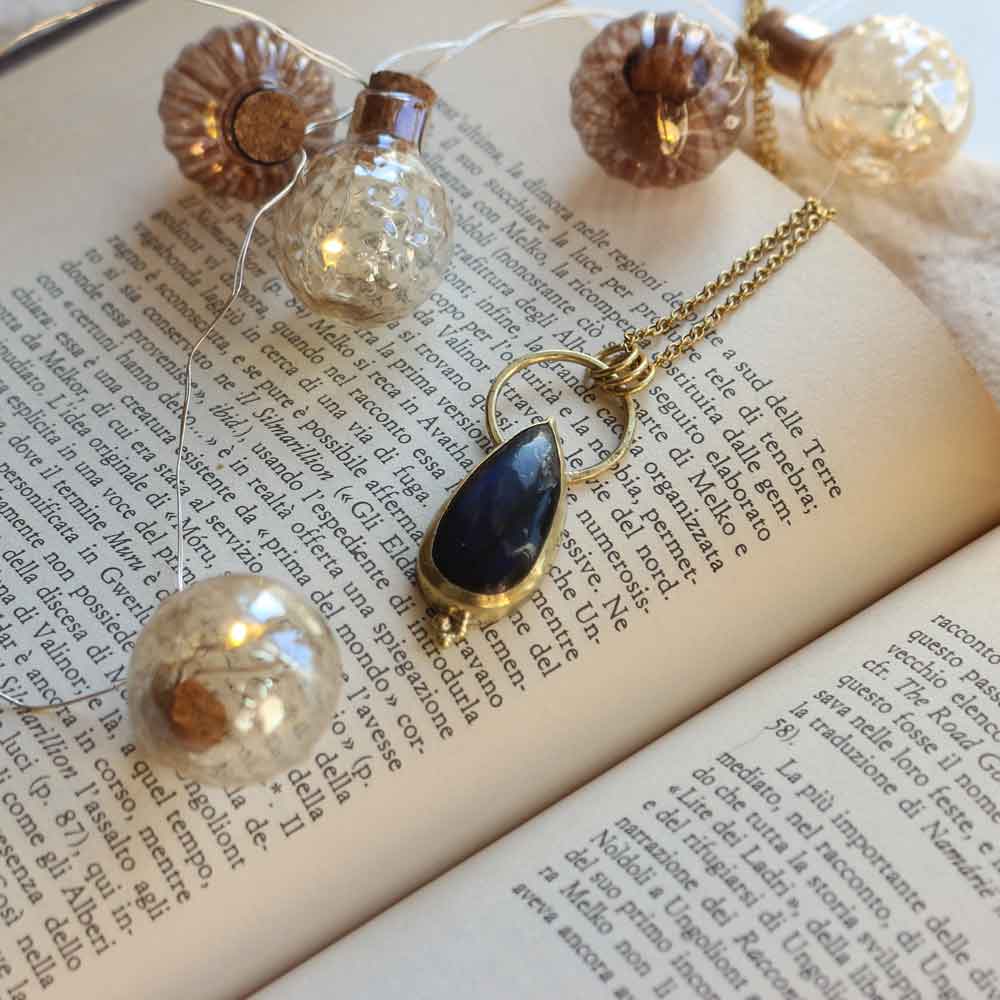 Ciondolo "Amuleto del Cielo antico" Labradorite riflessi blu in Ottone